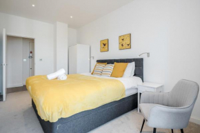Top Floor Luxury 2 Bedroom St Albans Apartment - Free WiFi & Parking